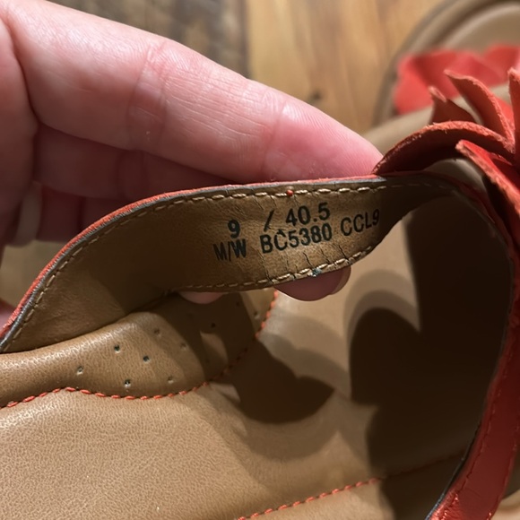 b.o.c. Born thong sandal. Slip-on. Sz 9. Red color. Great condition. - Picture 4 of 4